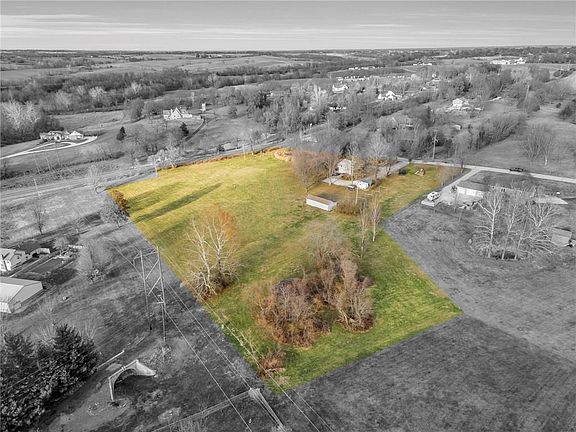2nd image of 801 Oakridge Dr