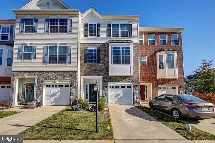 4 bed, 3.5 bath, 2550 sqft, $3,195 — Photo 2