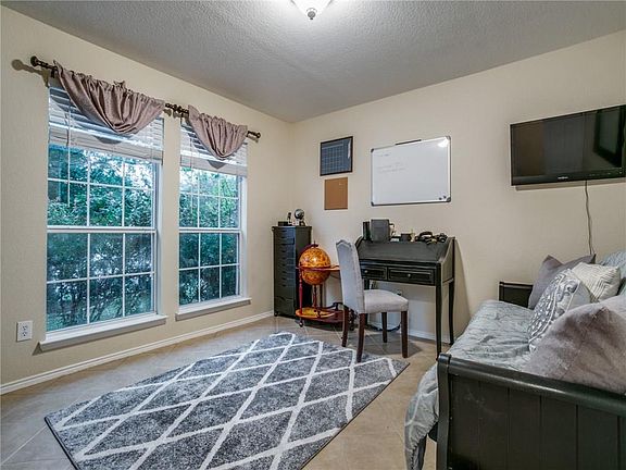 4th image of 310 Highland View Dr