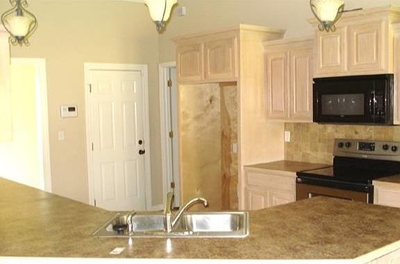 4th image of 654 Lakes Dr