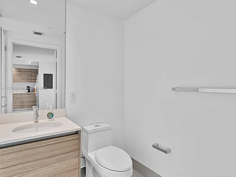 121 NE 34th St #1005 — Photo 24