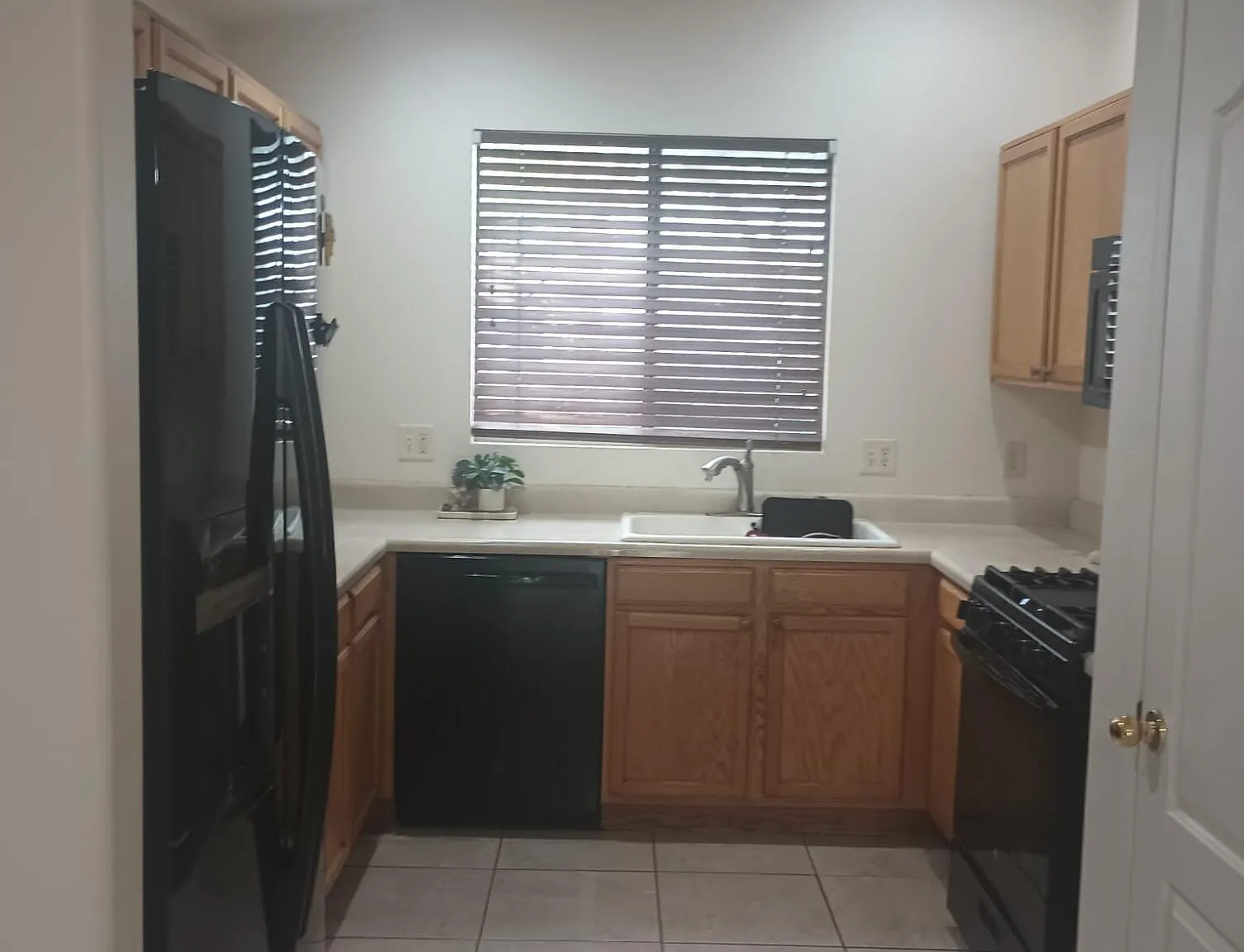 3 bed, 2.0 bath, 1308 sqft, $2,100 — Photo 2