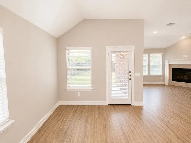2816 Redbud Ln — Photo 10