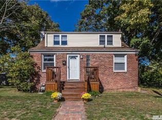 85 Roslyn St, Islip Terrace, NY 11752
