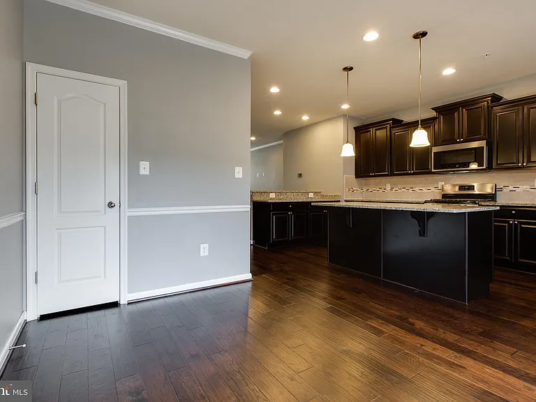 1314 Hawthorn Dr — Photo 5