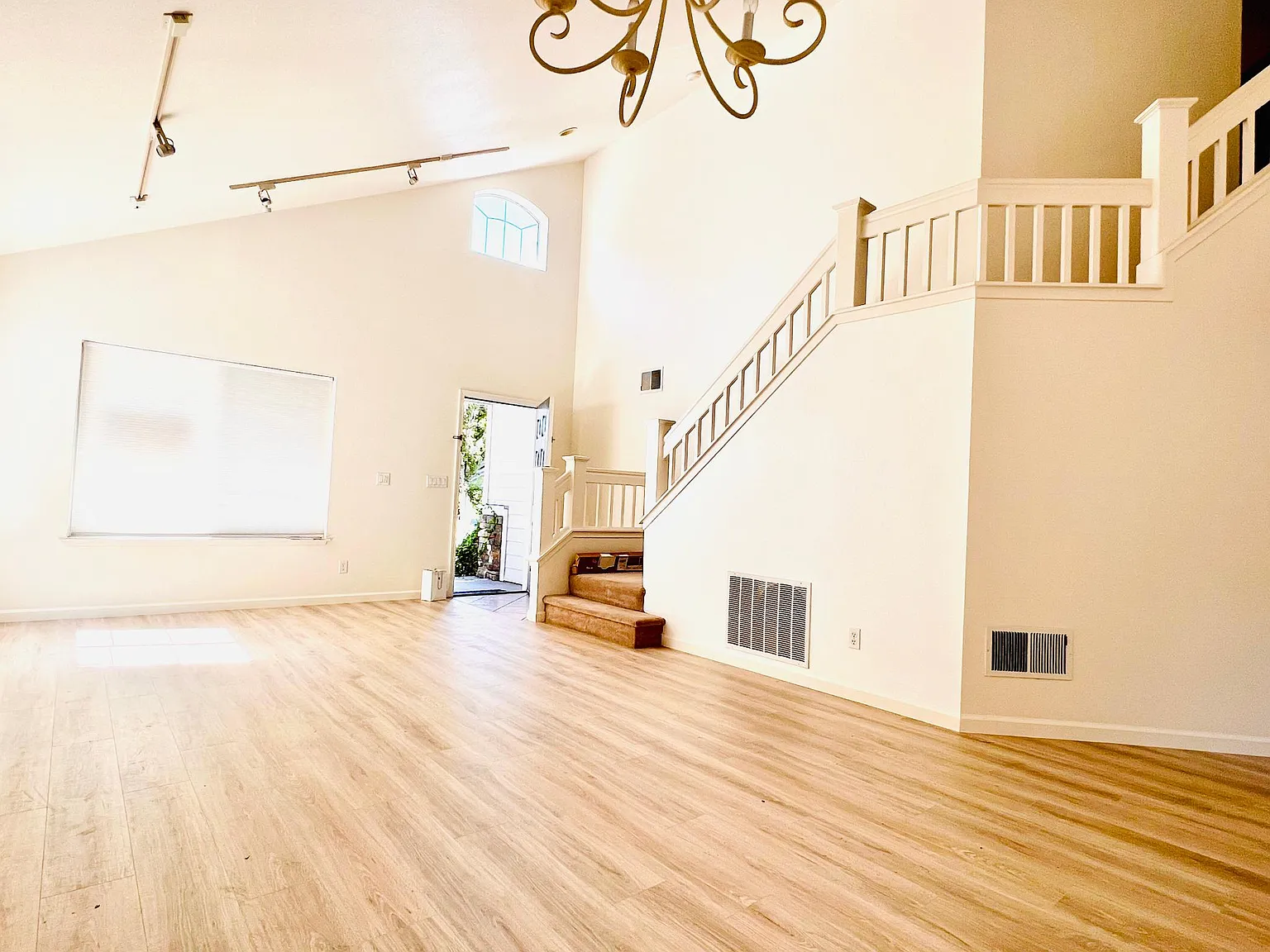 3 bed, 2.5 bath, 1680 sqft, $4,500 — Photo 2