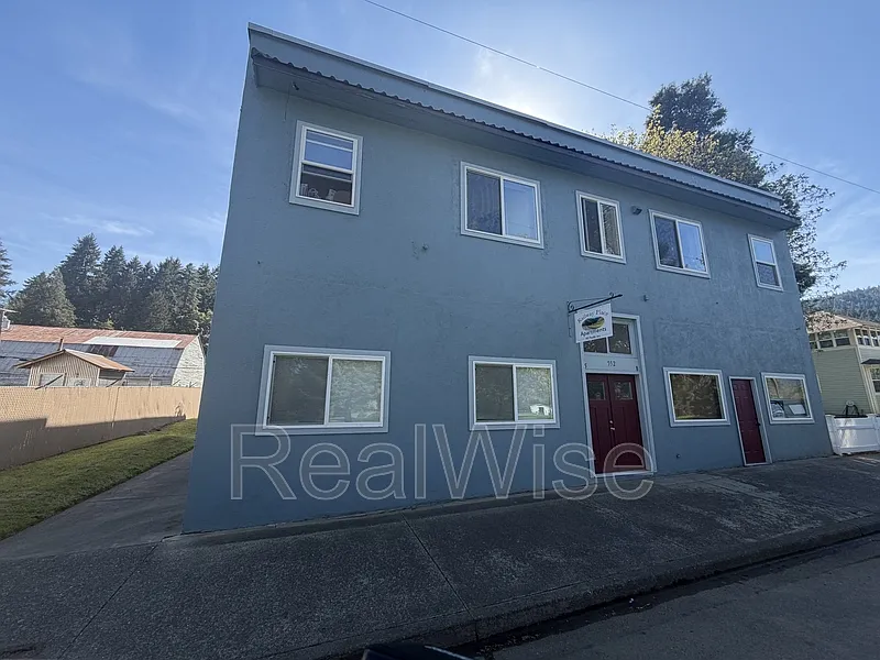 3 bed, 1.0 bath, $1,000 — Photo 2