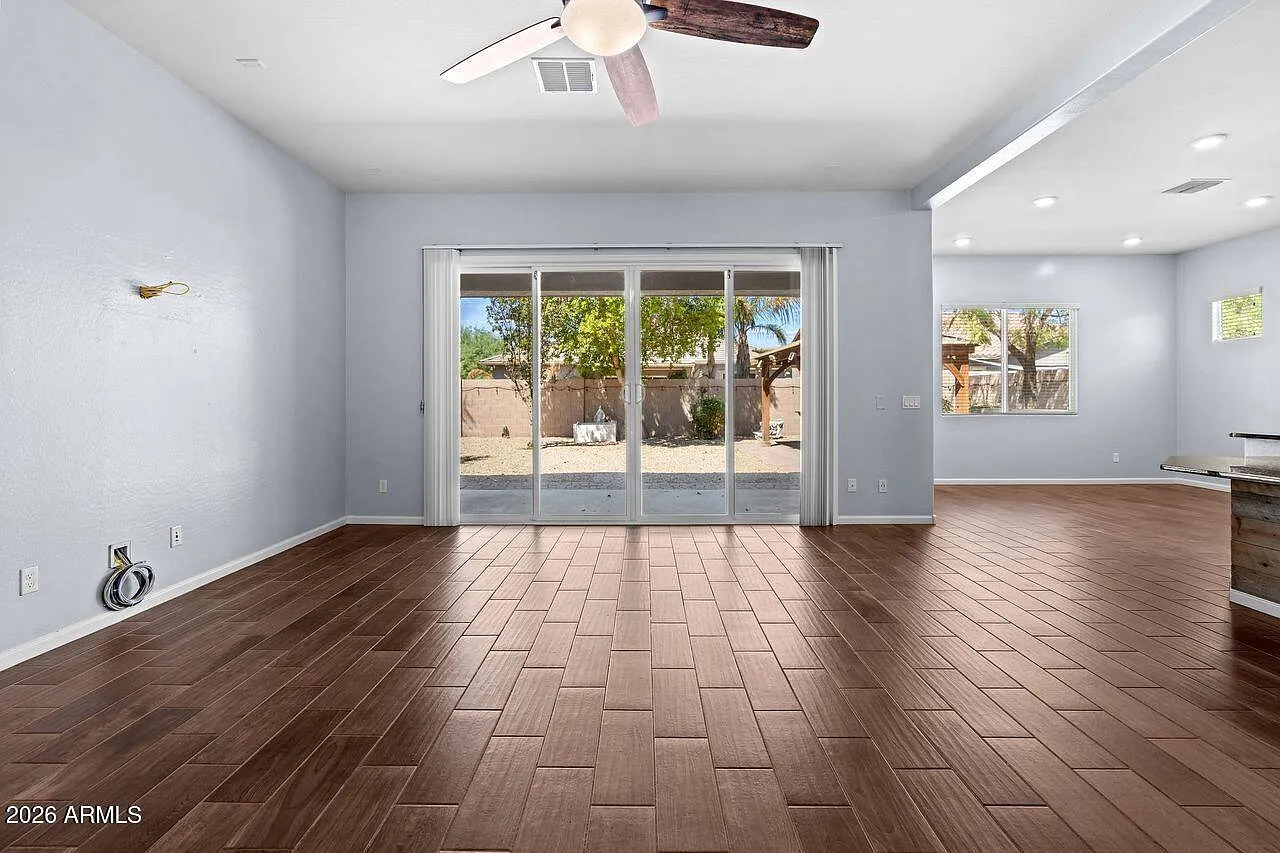 5 bed, 3.0 bath, 2565 sqft, $2,500 — Photo 4