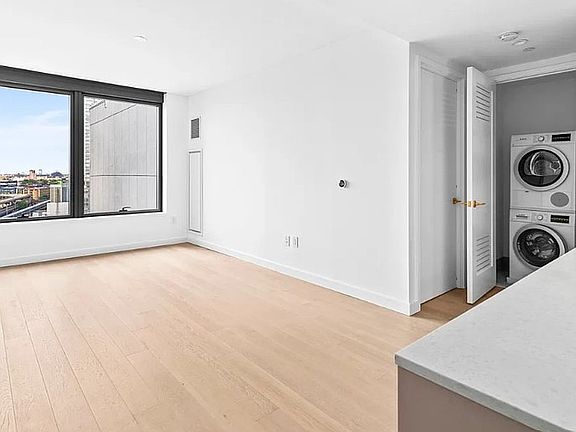 3rd image of 3 Court Sq #1807