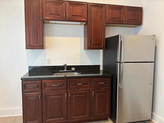 3rd image of 10 Green St #B