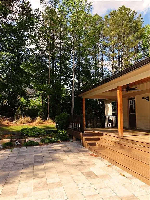 3 bed, 2.0 bath, 1961 sqft, $3,100 — Photo 2