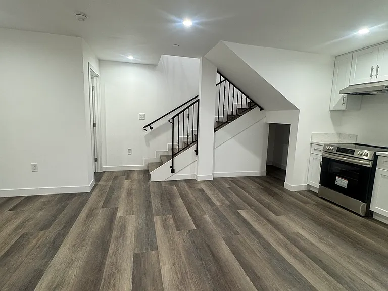 11604 S San Pedro St #3 — Photo 8