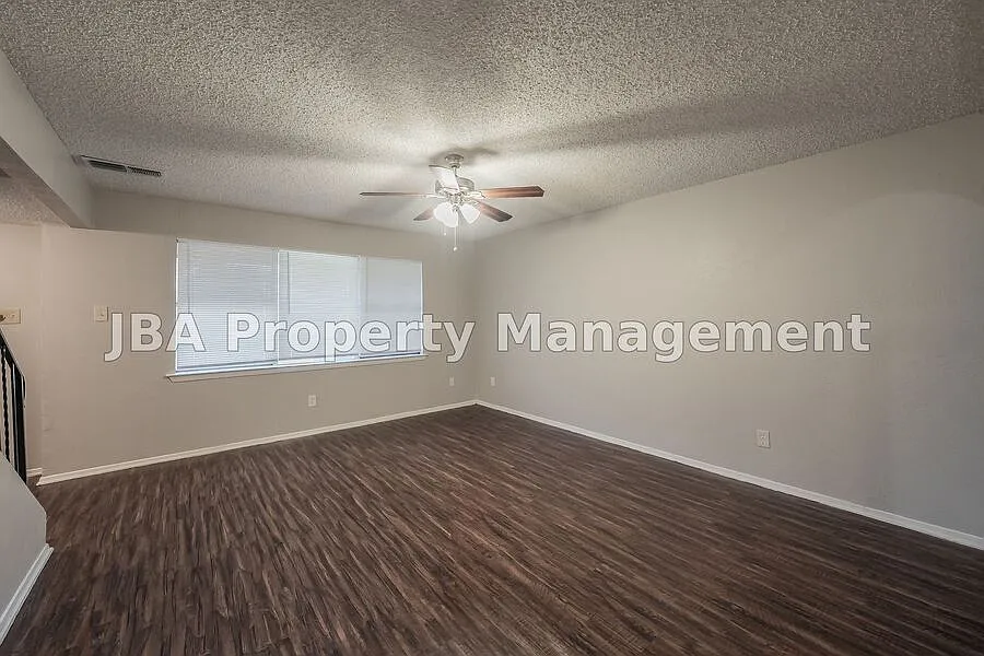 Spacious Townhome!! — Photo 3