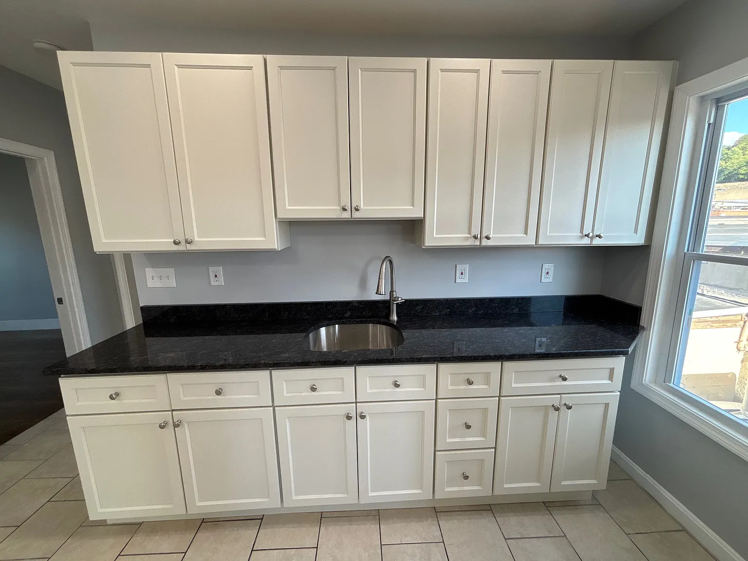 3 bed, 1200 sqft, $2,100 — Photo 4