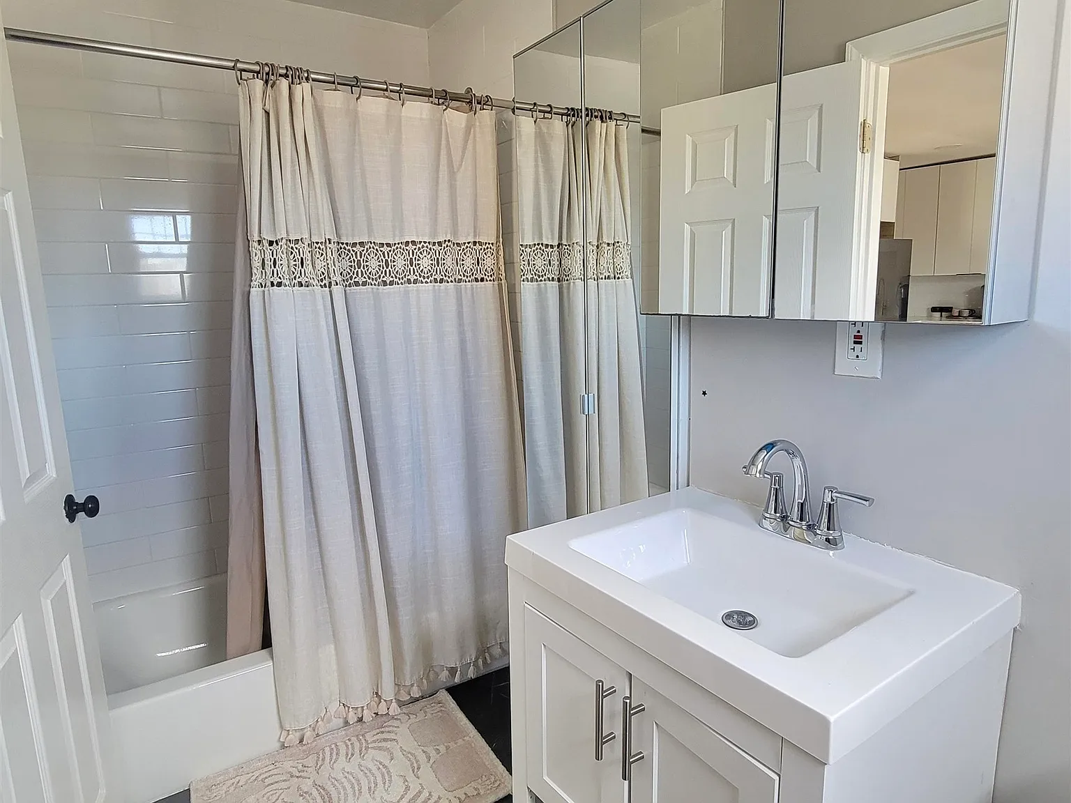 3 bed, 1.0 bath, 900 sqft, $2,650 — Photo 2