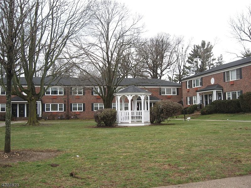 2nd image of 419 Pitney Pl