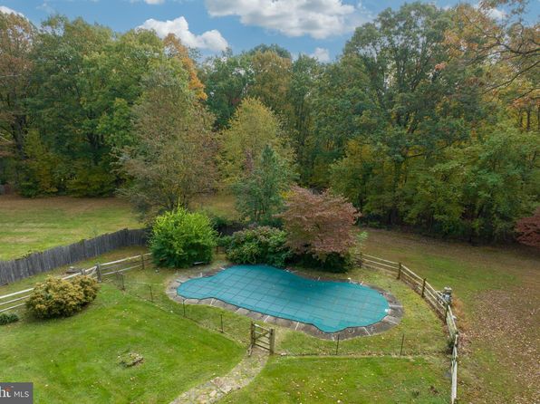 35 Maple Ln, Coatesville, PA 19320