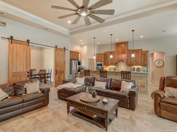 100 HALIE DR, Adkins, TX 78101