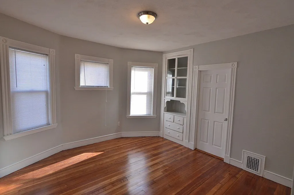 3 bed, 1.0 bath, 1200 sqft, $2,975 — Photo 4