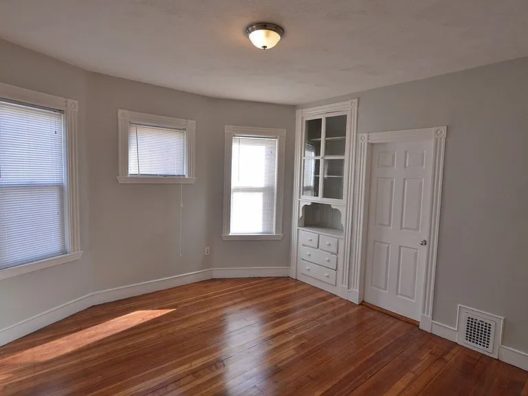 28 Taft St #2 — Photo 4