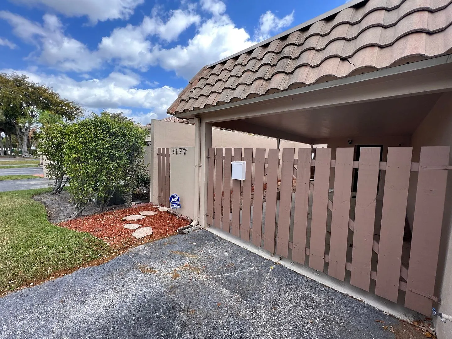 Lovely 2 Bedroom Townhome in Coral Springs — Photo 2