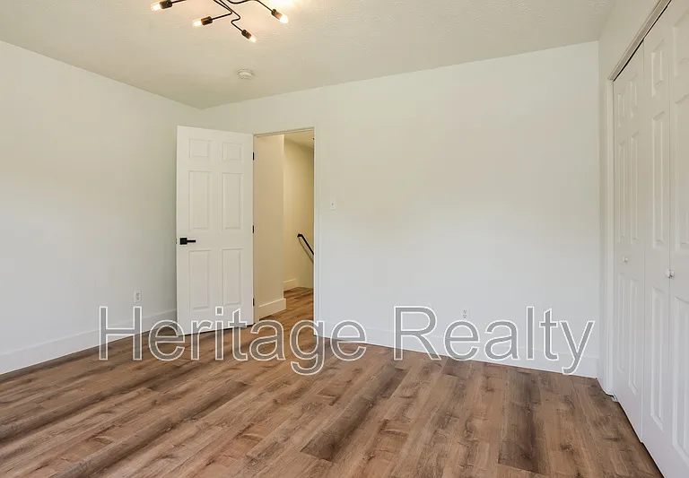 2574 Kenilworth Ln — Photo 4