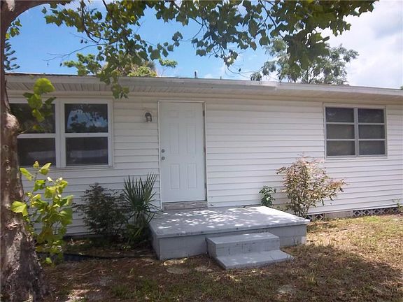 4th image of 1077 NE Kubin Ave