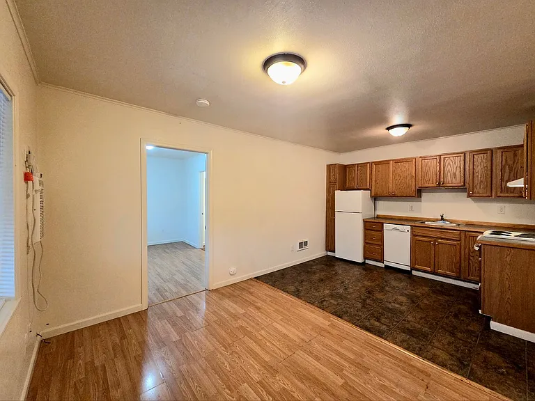 703 Pioneer Ave — Photo 2