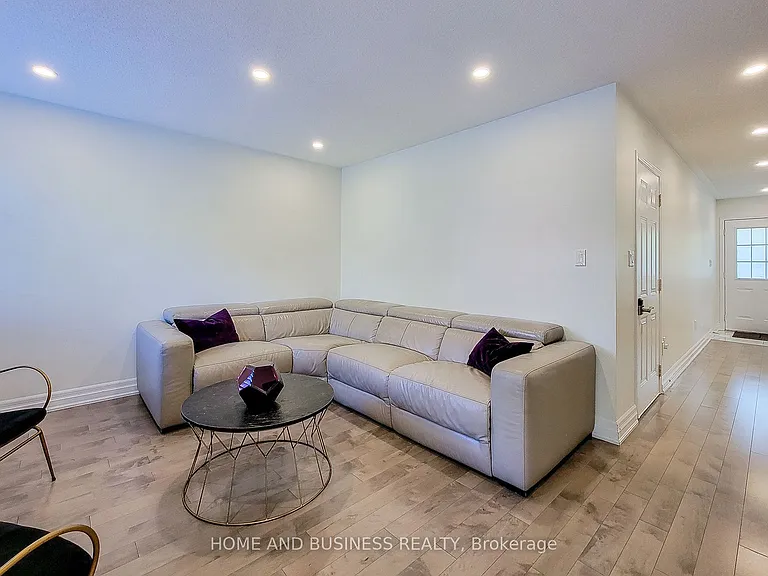 2374 Baintree Cres — Photo 9
