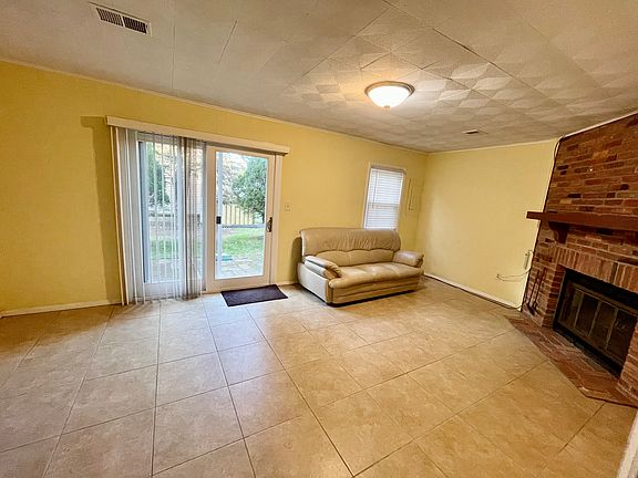 4th image of 709 Ivy League Ln
