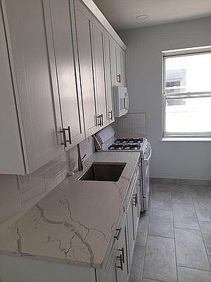 2nd image of 1870 W 4th St #2R