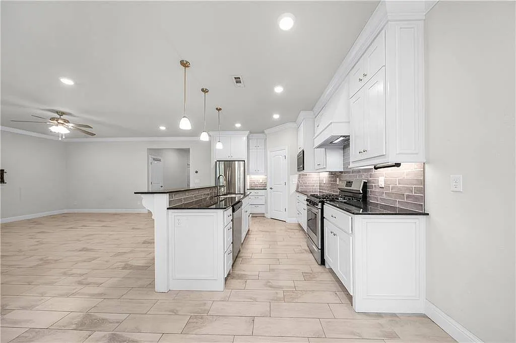 4 bed, 1915 sqft, $1,800 — Photo 2