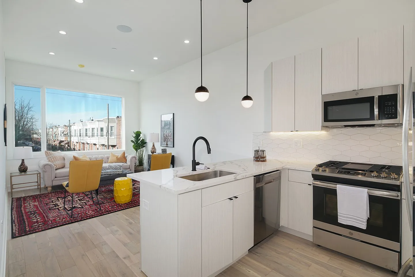 2 bed, 854 sqft, $1,649 — Photo 1