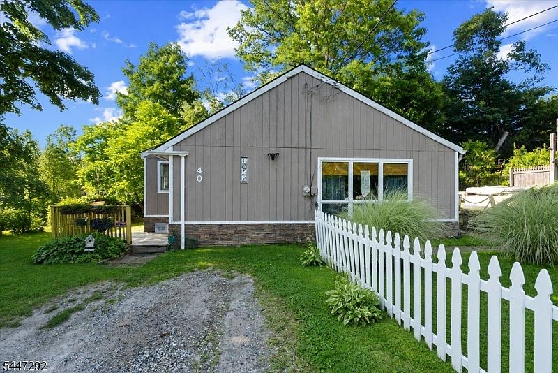 1st image of 40 Glenridge Rd