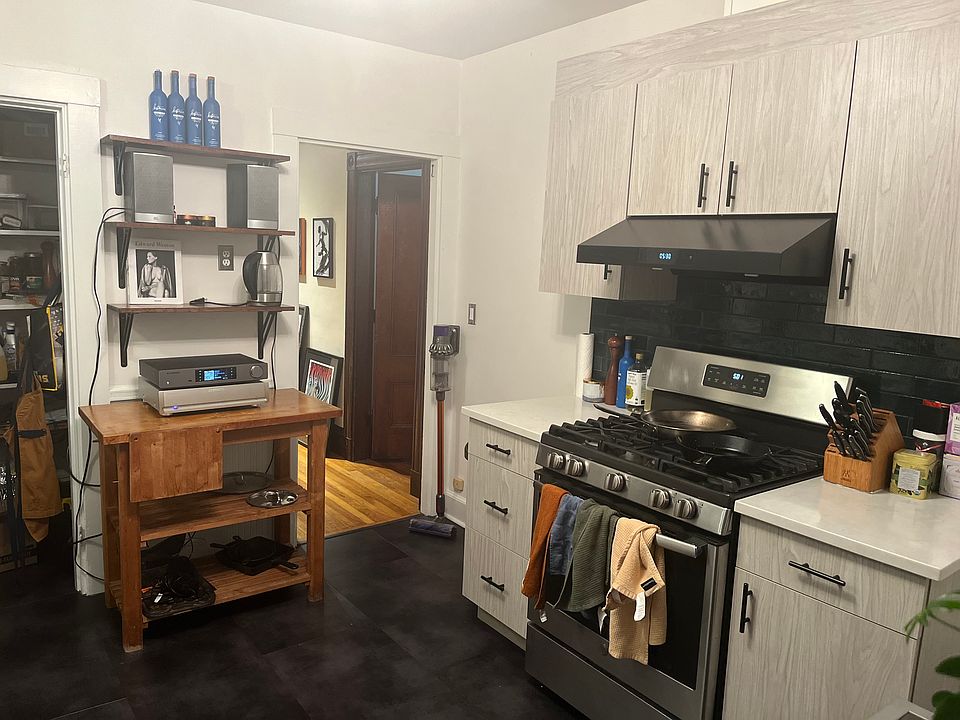 1st image of 22 Spalding St Floor 3