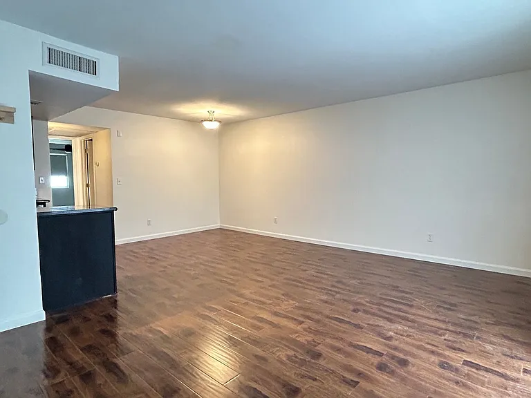 740 W Elm St #235 — Photo 4