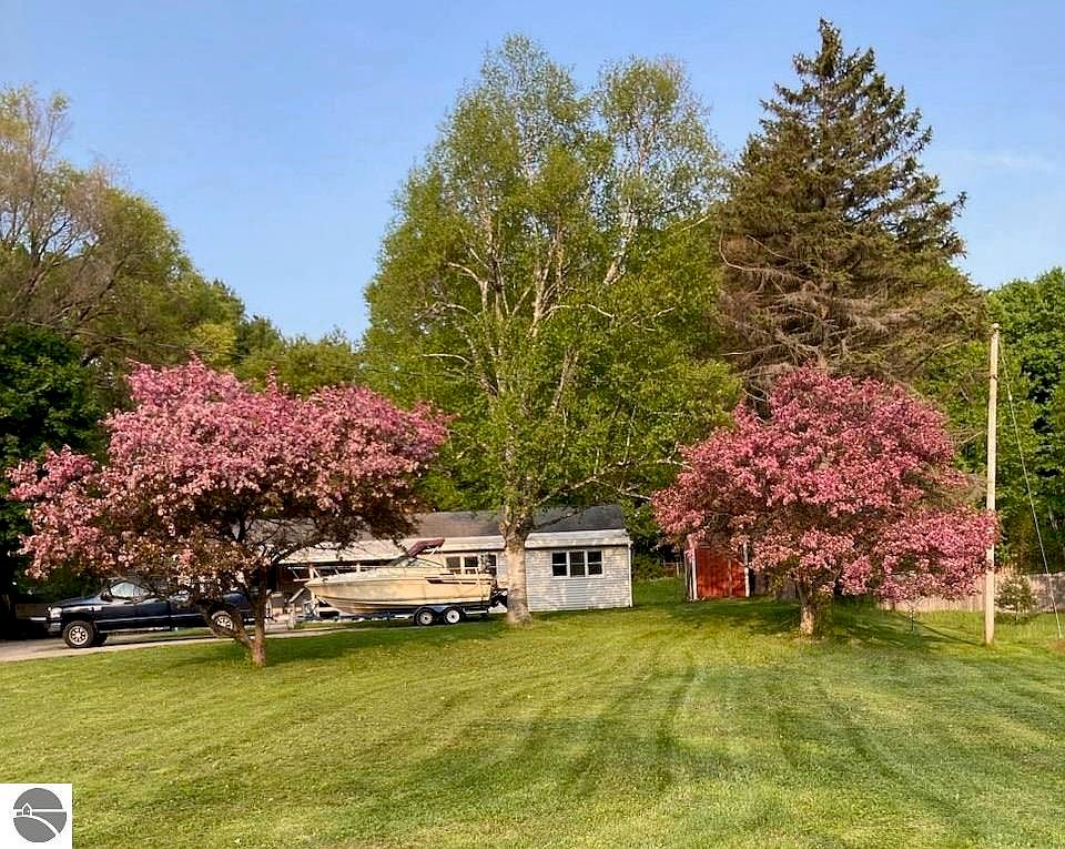 6740 Frankfort Hwy, Benzonia, MI 49616 MLS 1913688 Zillow