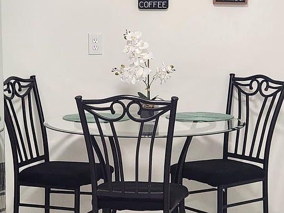 4th image of 1401 Meadowbrook BOULEVARD