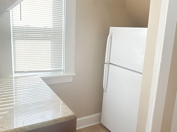 5th image of 377-379 Leslie St #3
