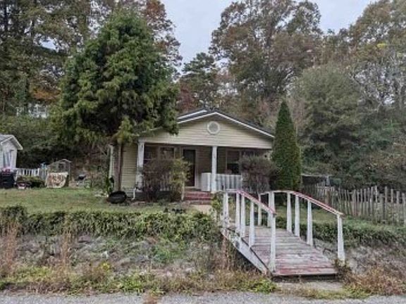 4th image of 1763 Yaphank Rd