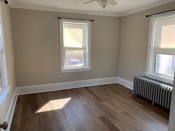 Larger (primary)bedroom