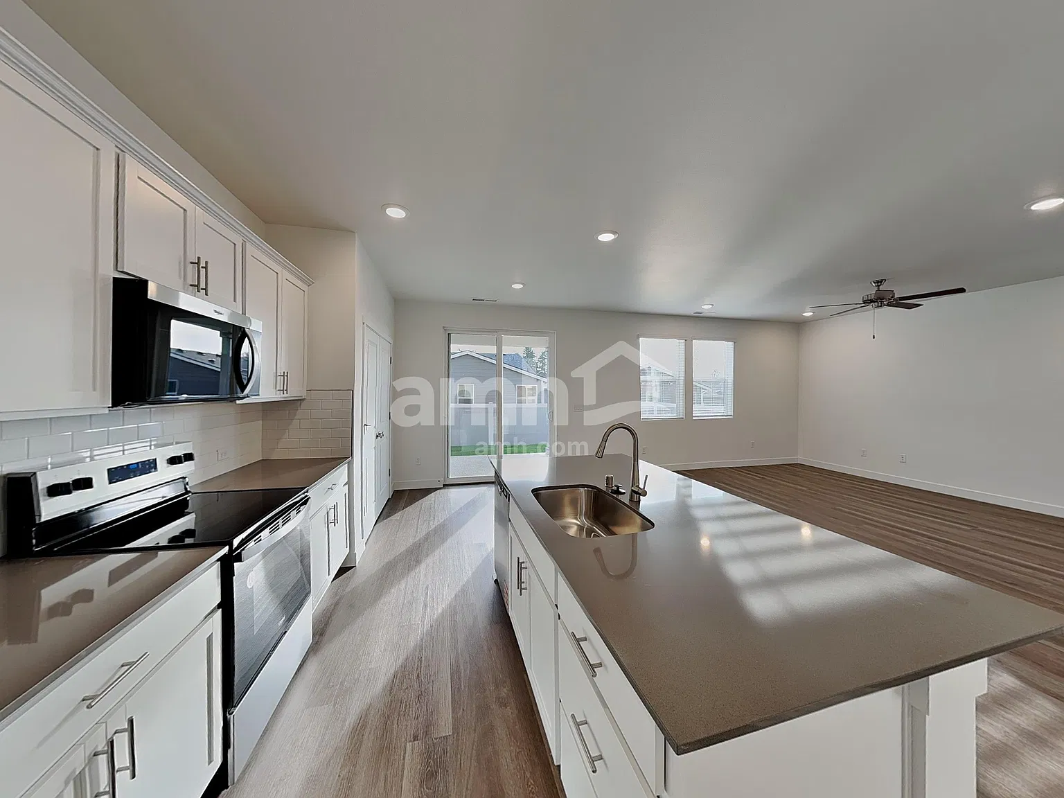 4 bed, 2.5 bath, 1978 sqft, $3,570 — Photo 4