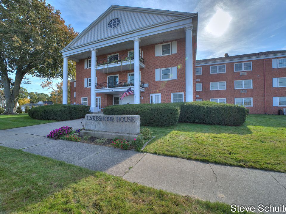 1st image of 1249 Lakeshore Dr #319