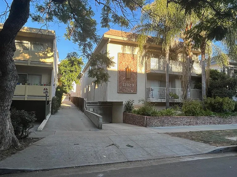STREET VIEW (LOWER UNIT)