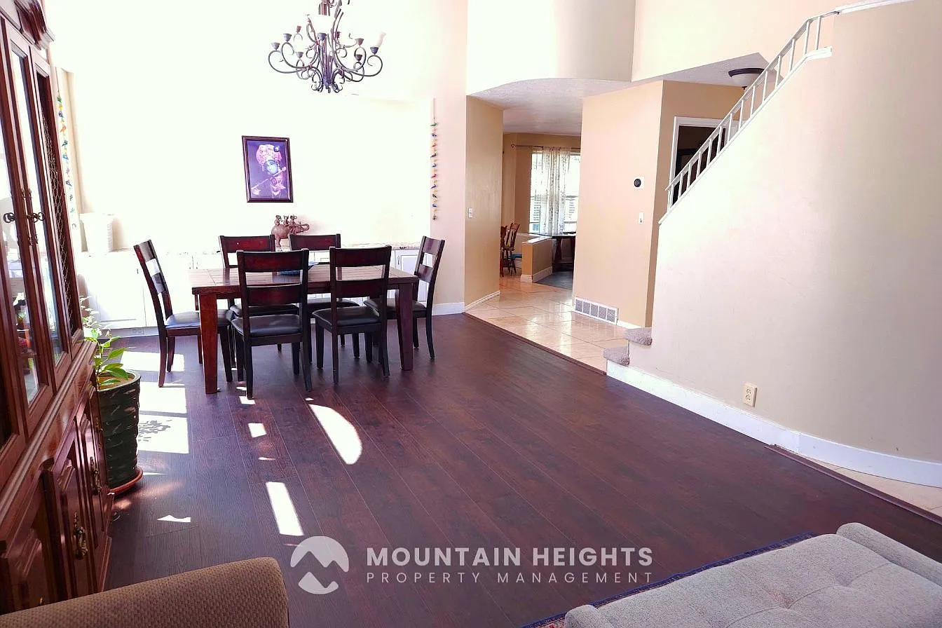5 bed, 3.0 bath, 3200 sqft, $3,850 — Photo 3