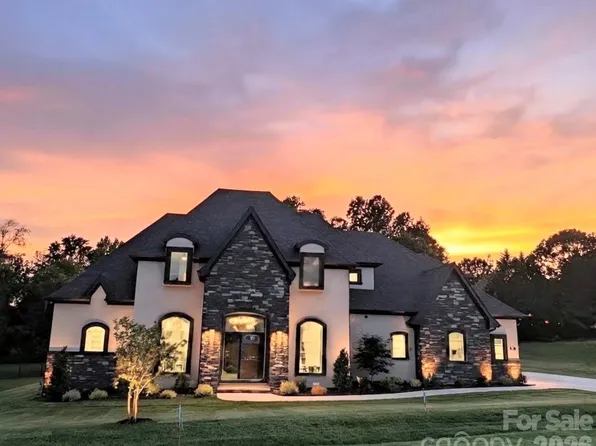 110 Hunts Landing Dr, Mooresville, NC 28117