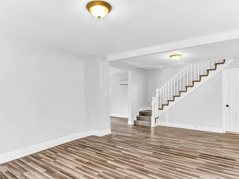 211 Walnut St — Photo 14