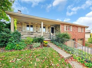 105 Robeson Dr, Coraopolis, PA 15108