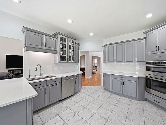4th image of 22W133 Glenrise Ct