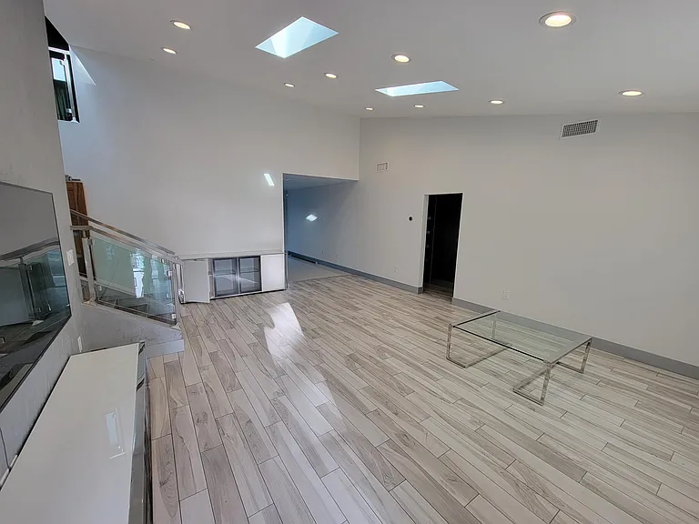 10730 Helendale Ave — Photo 7